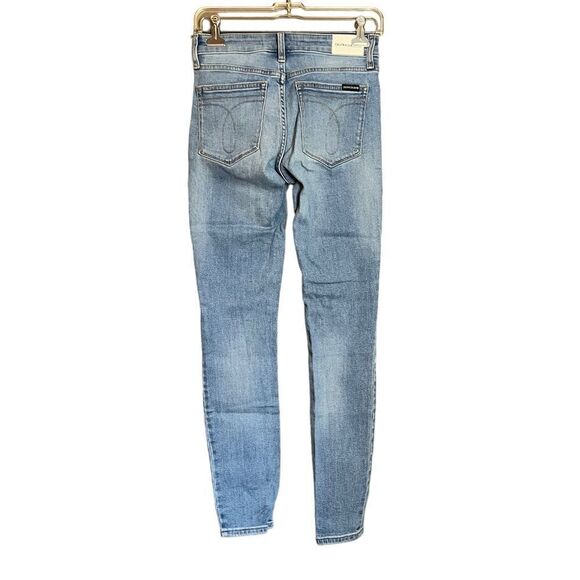 Calvin Klein Jeans light wash mid rise skinny jeans - Picture 9 of 9